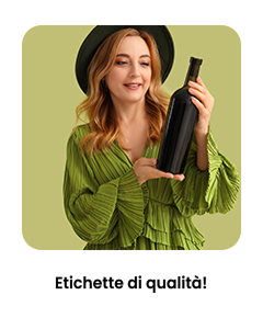 Ragazza che tiene in mano una bottiglia da personalizzare