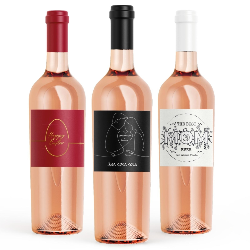 Tre bottiglie di vino rosato con etichette personalizzate