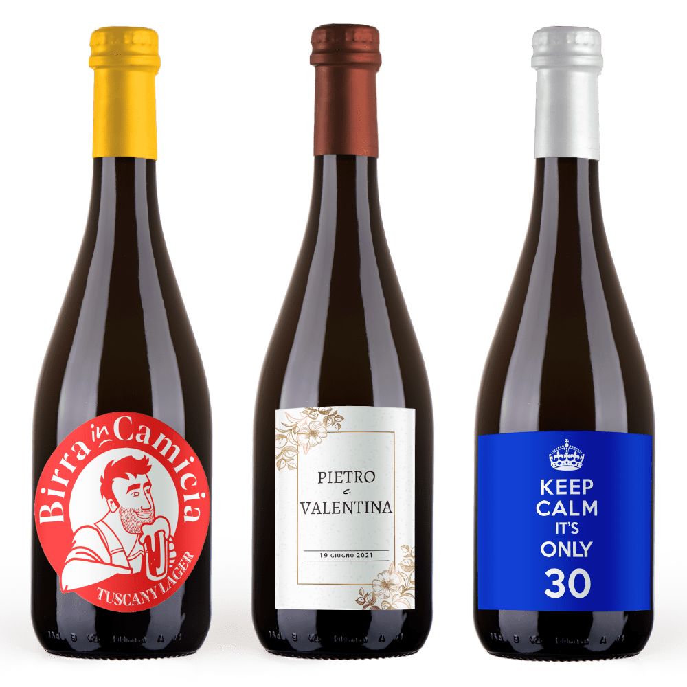 Tre bottiglie di birra ambrata con etichette personalizzate